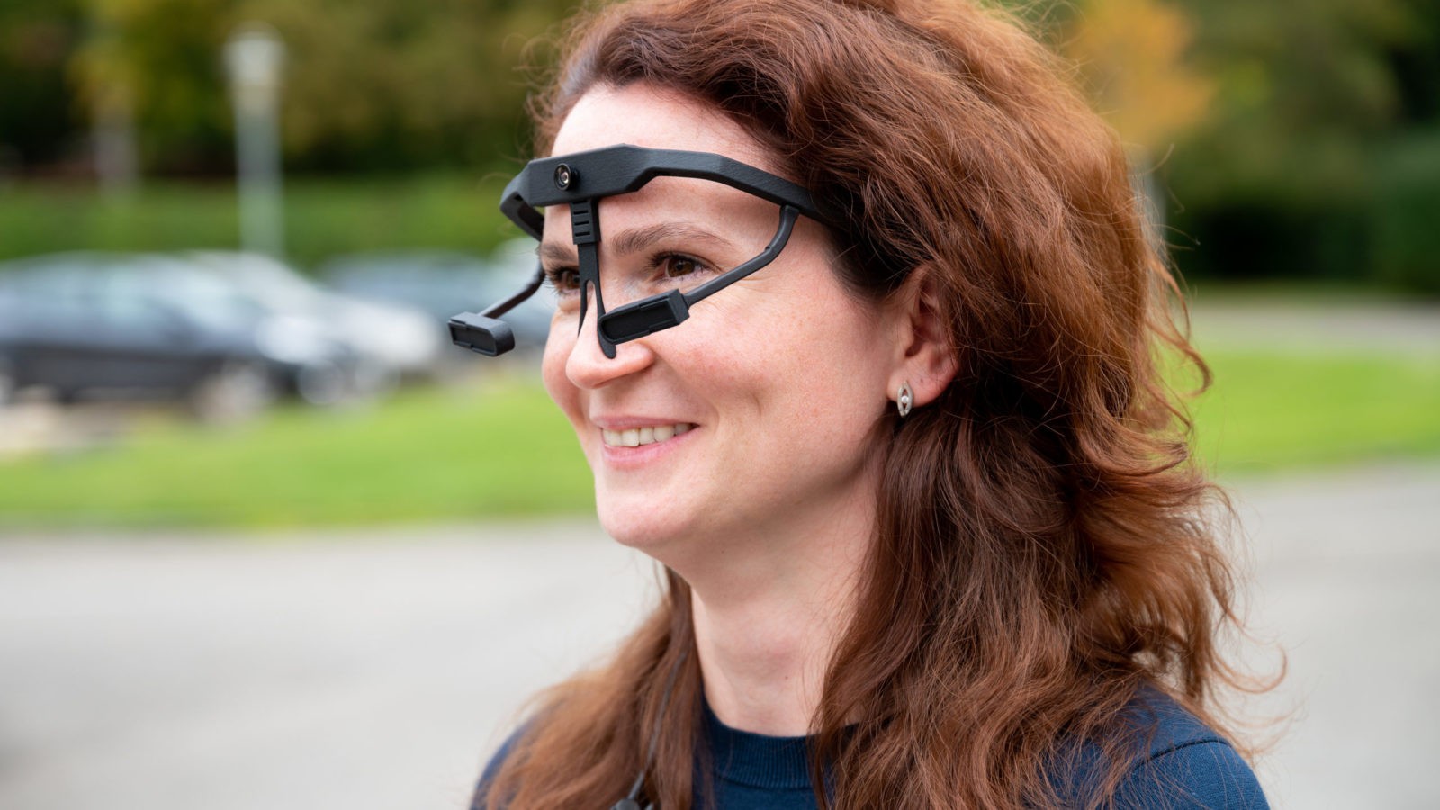 Look! Blickschulungsbrille Eine Person trägt die Eye-Tracking Brille